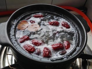 2、黑花生莲子糯米粥,水开打开盖子用勺扬几下降温（砂锅保温性能好，小火还会沸腾会）。