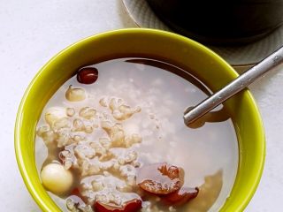 4、黑花生莲子糯米粥,成品。