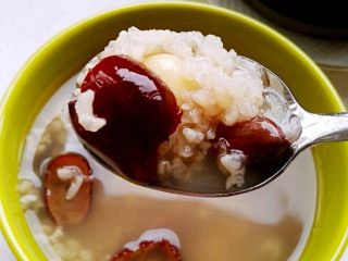 5、黑花生莲子糯米粥,成品。