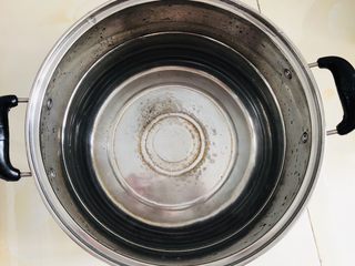 1、香浓小米南瓜粥,锅中烧水，可以熥一下馒头，顺便熥个鸡蛋也好。