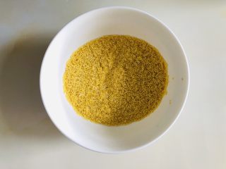 2、香浓小米南瓜粥,小米用清水淘洗干净，再用水浸泡十分钟。