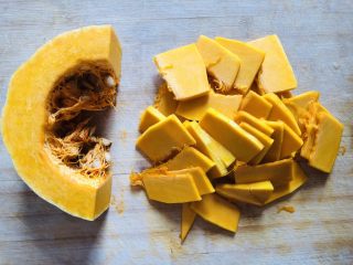 3、香浓小米南瓜粥,南瓜去皮去瓤，然后切成小薄片。