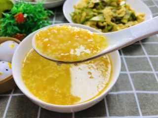 7、香浓小米南瓜粥,把小米南瓜粥盛入碗中，香浓的粥配上馒头菜，真香！