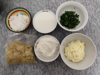 1、无油肉松蛋糕卷,把糖,牛奶,面粉,沙拉酱,肉松,小葱,称重,准备好