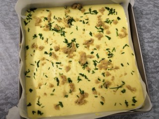 13、无油肉松蛋糕卷,洒上葱花,肉松