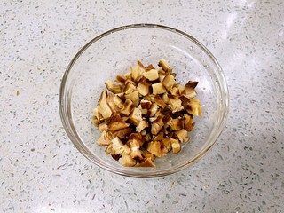 4、蟹黄豆腐南瓜羹,香菇泡开后切成细丁。