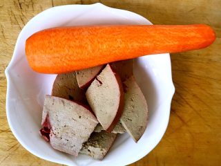 1、猪肝时蔬粥,准备原材料猪肝和胡萝卜