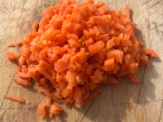 3、猪肝时蔬粥,胡萝和猪肝切成小粒