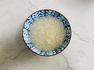 1、香菇滑鸡粥,大米淘洗干净浸泡片刻