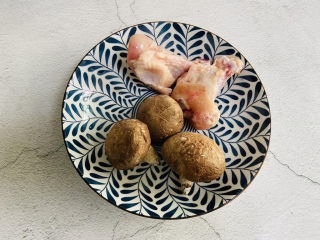 2、香菇滑鸡粥,小鸡腿、香菇