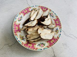 3、香菇滑鸡粥,香菇洗净切片