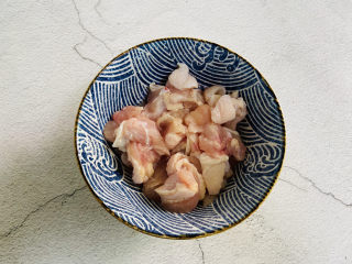 4、香菇滑鸡粥,小鸡腿去骨，将肉切小块