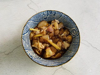 5、香菇滑鸡粥,鸡肉放入碗中加入一勺生抽、蚝油、料酒，适量的胡椒粉、白糖、鸡精、姜丝腌制二十分钟