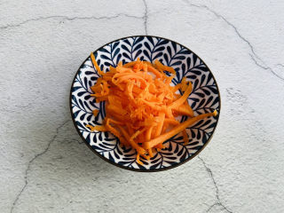 6、香菇滑鸡粥,胡萝卜丝