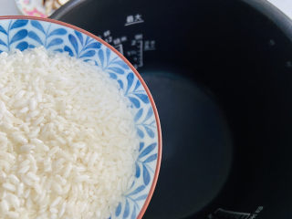 7、香菇滑鸡粥,将大米倒入电压力锅内胆中
