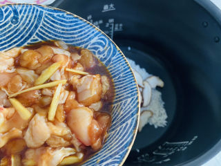 9、香菇滑鸡粥,倒入腌制后的鸡肉