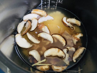 11、香菇滑鸡粥,加入足够的热水，水量根据个人喜好选择