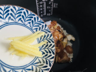 10、香菇滑鸡粥,入姜丝