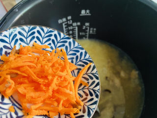 13、香菇滑鸡粥,待时间到后再放入胡萝卜丝