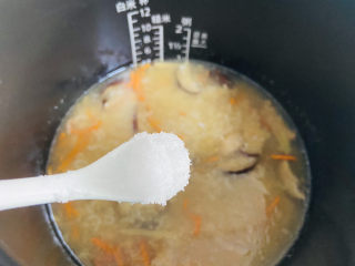 14、香菇滑鸡粥,根据个人口味加入适量盐