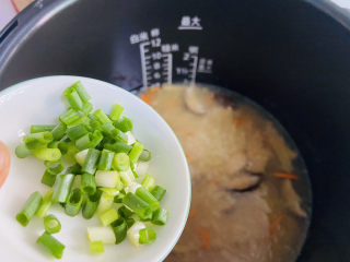 15、香菇滑鸡粥,入葱花搅拌均匀