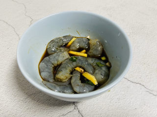 3、蔬菜虾仁粥,买回来的虾清洗干净，剥去虾头去除虾线（虾头留着炸虾油）用料酒、小炒鲜酱油、白糖、胡椒粉、生粉姜片一起抓捏几下腌制一会去腥