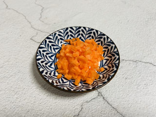 4、蔬菜虾仁粥,胡萝卜洗净去皮切丁