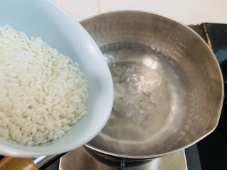 6、蔬菜虾仁粥,雪平锅加入清水大火烧开放入大米