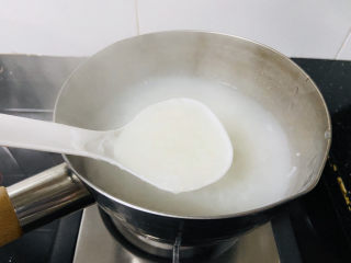 7、蔬菜虾仁粥,大火烧开后转中火煮至熟，期间用汤勺不停搅拌防止粘锅底
