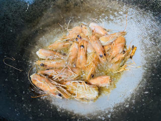 8、蔬菜虾仁粥,煮粥的时候令起一个锅炸虾油：锅中倒入食用油加热至七成热放入姜丝爆香再放入虾头小火慢炸，炸至出油即可