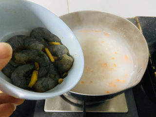 11、蔬菜虾仁粥,放入虾仁????煮熟