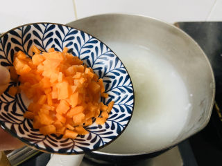 10、蔬菜虾仁粥,粥煮熟后加入胡萝卜丁