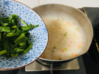 12、蔬菜虾仁粥,放入菠菜