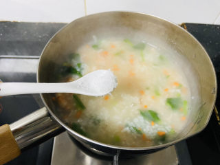 13、蔬菜虾仁粥,适量盐