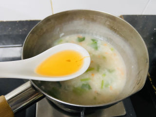 15、蔬菜虾仁粥,加入香喷喷的虾油搅拌均匀