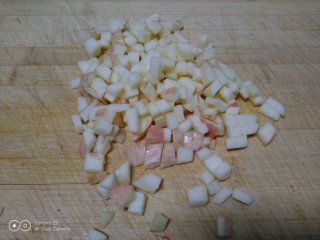 2、苹果、草莓、鸡蛋饼,苹果洗净切粒。