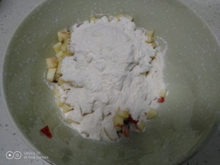 4、苹果、草莓、鸡蛋饼,加入面粉。