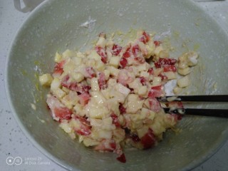 5、苹果、草莓、鸡蛋饼,搅拌均匀。