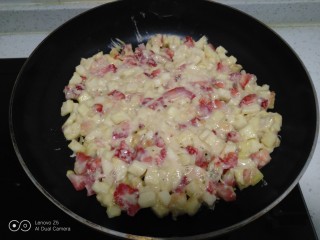 6、苹果、草莓、鸡蛋饼,不粘锅中放入少许油，倒入糊。