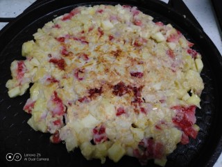 7、苹果、草莓、鸡蛋饼,煎至定型，电饼铛放入少许油，倒扣在电饼铛中。