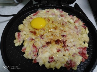 8、苹果、草莓、鸡蛋饼,打入鸡蛋一个。