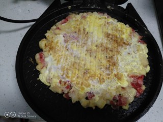 9、苹果、草莓、鸡蛋饼,用铲子摊均匀，煎至至定型。