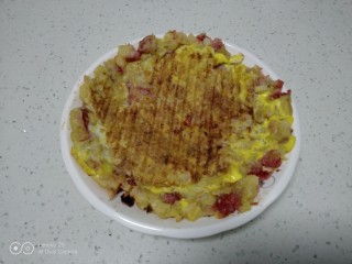 10、苹果、草莓、鸡蛋饼,盛入盘中。