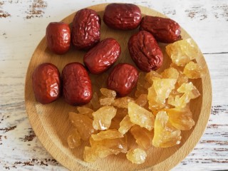 1、红枣莲子粥,红枣，冰糖备好