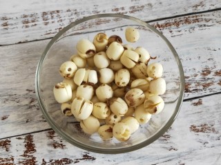 2、红枣莲子粥,莲子洗净后也浸泡4个小时，然后去掉里面的芯，不然会发苦噢