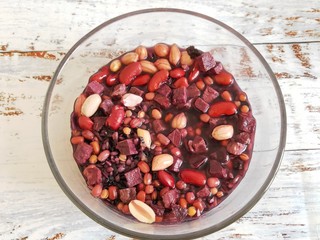 3、红枣莲子粥,取150克八宝米提前4个小时浸泡好备用，也可以浸泡过夜