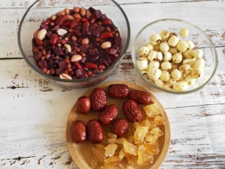 4、红枣莲子粥,所需食材都备好嘞
