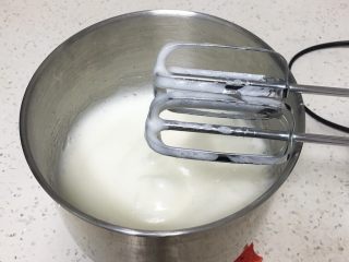 3、奶油戚风蛋糕,用打蛋器搅打50圈，蛋白出现下垂的弯钩，加入15克细砂糖。