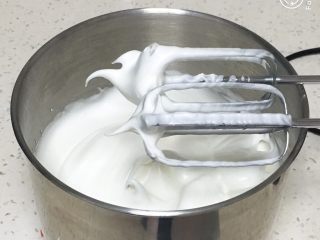5、奶油戚风蛋糕,再次搅打50圈，蛋白硬挺出现直立的小尖峰。