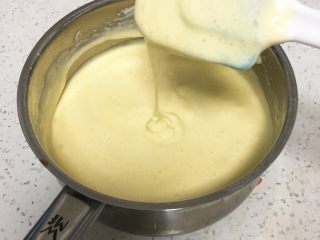 11、奶油戚风蛋糕,用刮刀翻拌均匀。